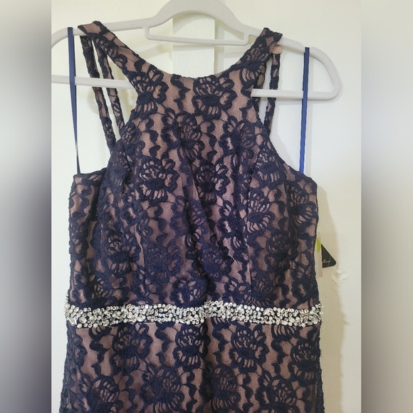 City Triangule Elegant Navy Lace Gown with Rhinestone Detail - Picture 15 of 16